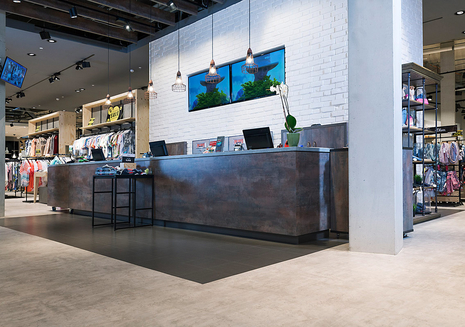 wineo Bodenbelag PURLINE Bioboden Fussboden Modehaus Geschäft Fliesenoptik Betonoptik Retail Ladenbau