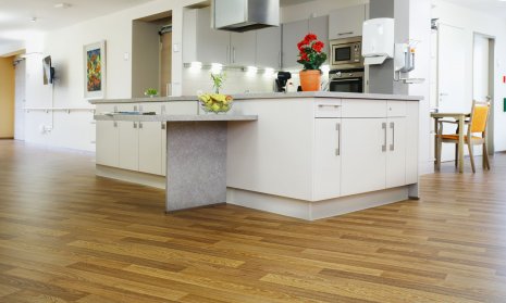 wineo Bodenbelag wineo Bodenbelag Holzoptik in der Küche im Altenheim
