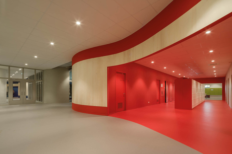 wineo Bodenbelag wineo Bodenbelag Rollenware Rot und Beige im Flur