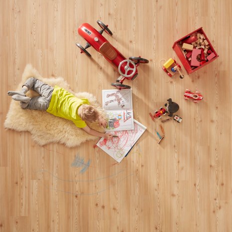 wineo Purline Bioboden wineo Bodenbelag Purline Bioboden Holzoptik mit einem spielenden Kind