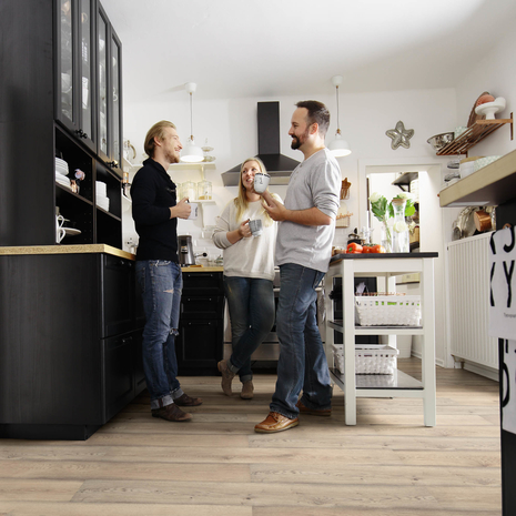 wineo Bodenbelag Laminat wineo Bodenbelag Laminat in der Küche mit Freunden