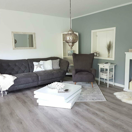 wineo Bodenbelag wineo Bodenbelag Holzoptik dunkel im Wohnzimmer mit Sofa und Sessel