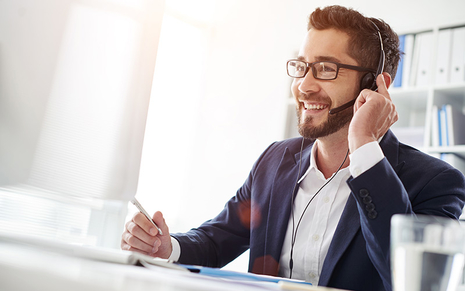 wineo Newsletterservice Mensch der mit einem Headset telefoniert