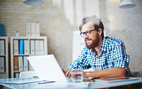 wineo Newsletterservice Mensch arbeitet am Notebook