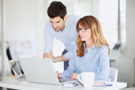 wineo Partnerprogramm wineo Partnerprogramm Zusammenarbeit Menschen vor dem Notebook