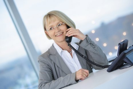 wineo Partnerprogramm Kommunikation Frau am Telefon 