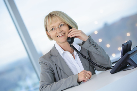 wineo Partnerprogramm wineo Partnerprogramm Kommunikation Frau am Telefon