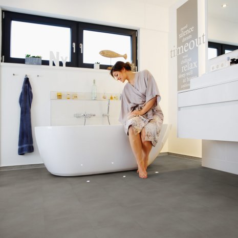 wineo Designboden wineo Designboden Steinoptik Feuchtraum Grau Badzimmer mit Badewanne