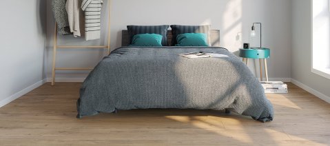 wineo Laminatboden in Holzoptik im Schlafzimmer mit bequemen Bett, Nachttisch und Kleiderstange