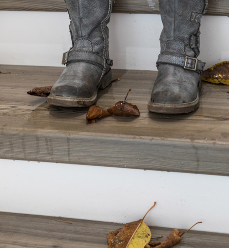 Treppe Treppe Stiefel Laub nass wineo Treppenkante