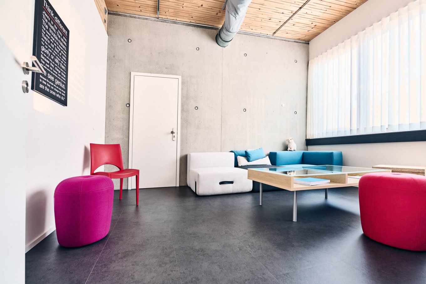 wineo PURLINE Bioboden dunkle Fliese Bodenbelag Fußboden im Pausenraum Sofa Stühle moderne Einrichtung Loft Style