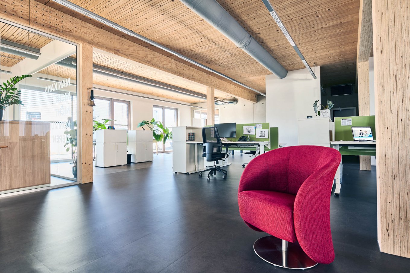 wineo PURLINE Bioboden im Büro moderne Einrichtung dunkle Fliesen Fußboden Sessel