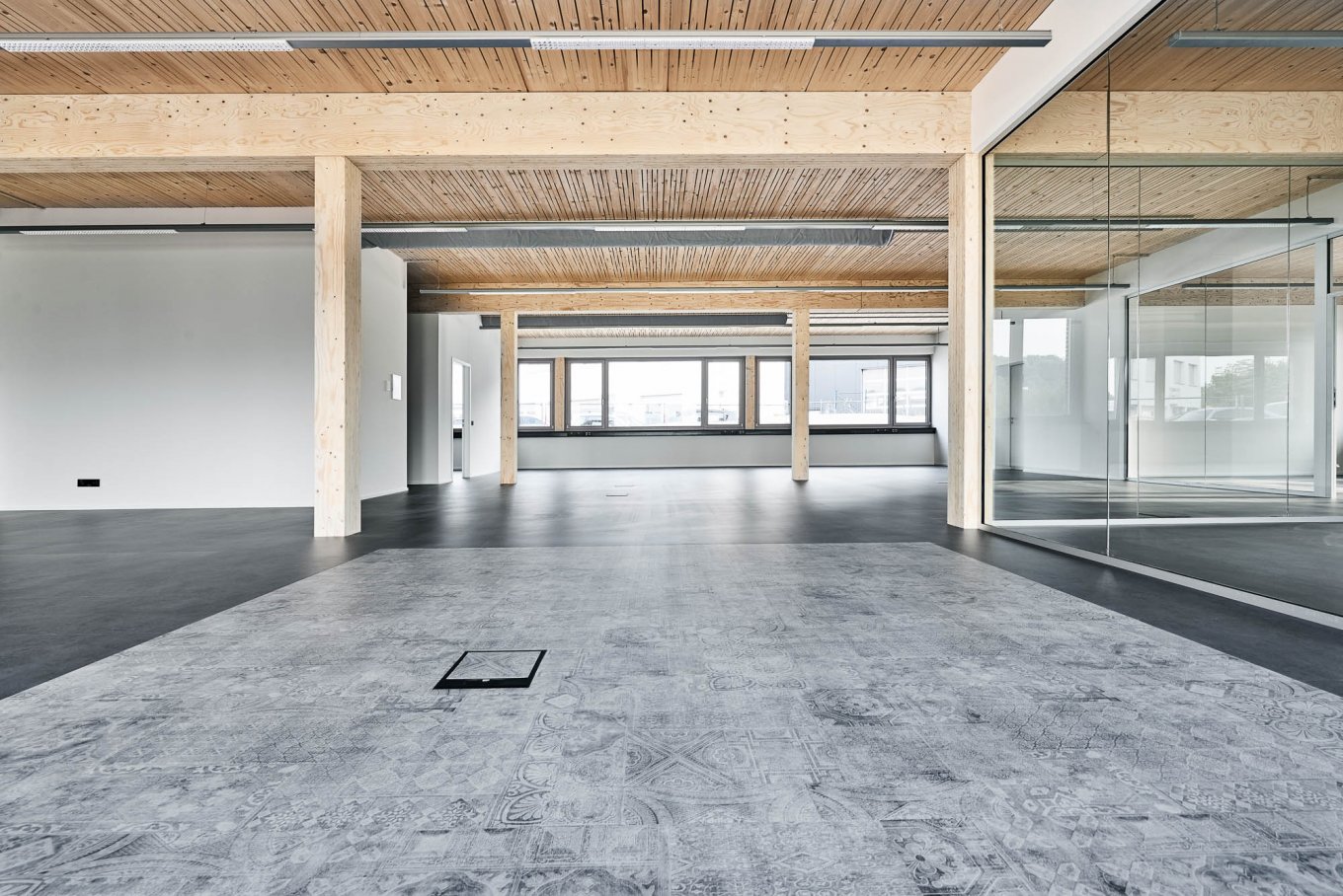 wineo PURLINE Bioboden dunkle Fliesen im Büro Loft Style Holzdecke Fußboden 