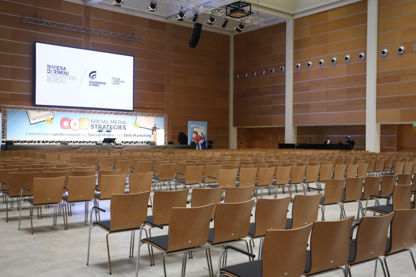 wineo Referenz Palacongressi PURLINE Bioboden im Konferenzsaal Betonoptik im Fliesenformat