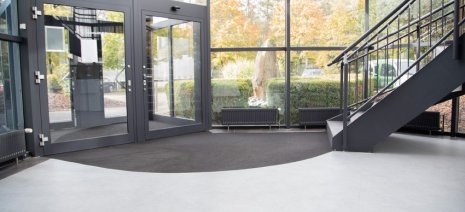 wineo Referenzobjekt | Sauberlaufzone Eingangsbereich PURLINE Bioboden Teppich Schmutzfang an Eingangstür