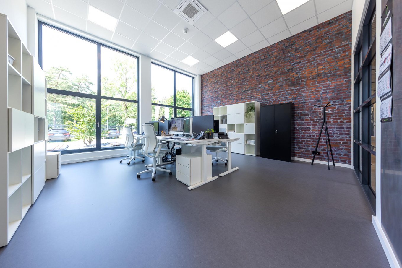 wineo workspace PURLINE Bioboden Büro moderne Einrichtung Steinwand Bodenbelag Fußboden Schreibtisch Stuhl
