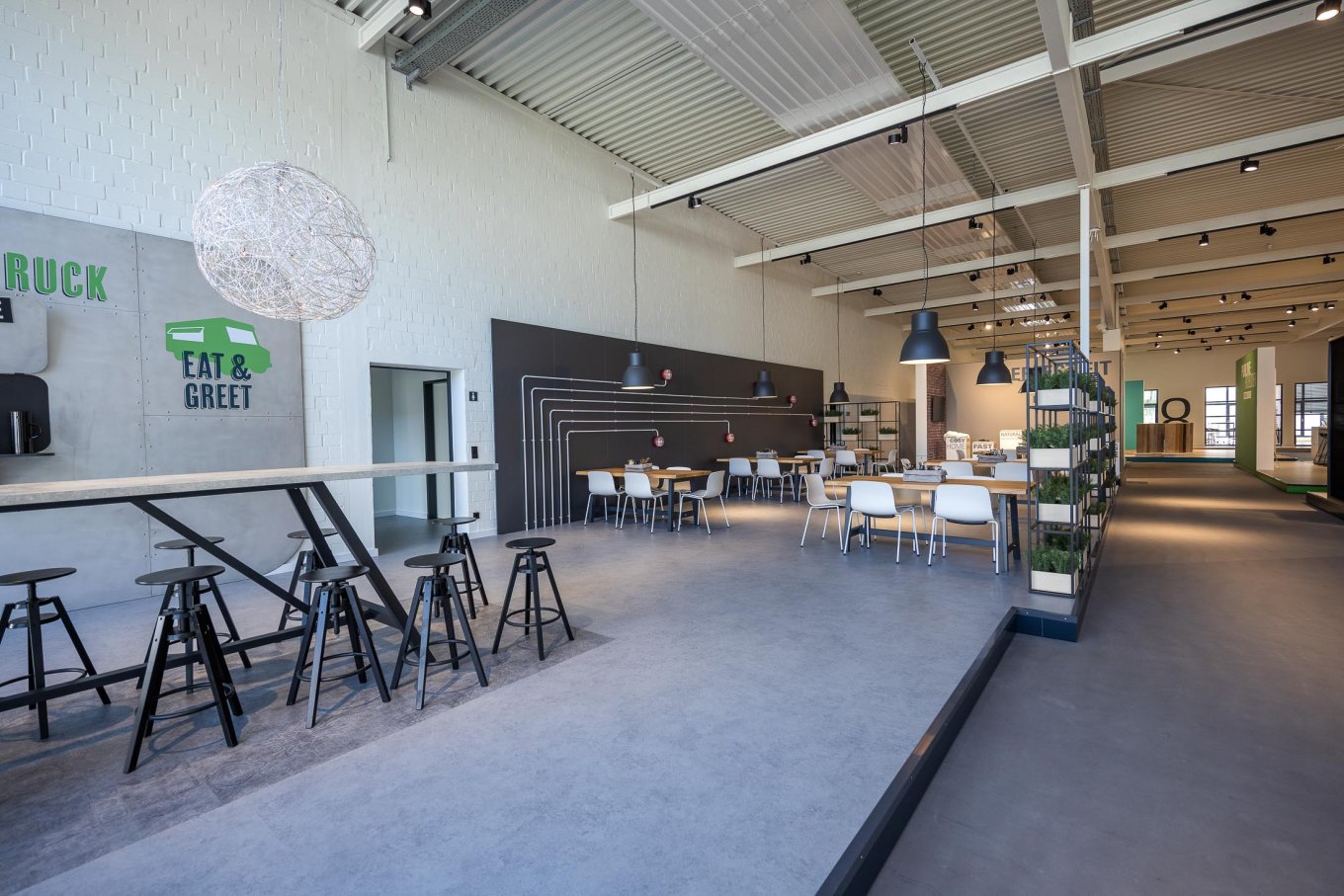 wineo workspace PURLINE Bioboden Betonoptik Cateringbereich Esstisch Meetingbereich Bodenbelag Fußboden