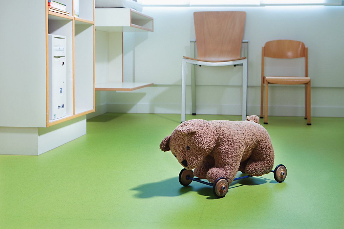 wineo PURLINE Bioboden Kinderarzt Praxis Kuscheltier Bär Bodenbelag
