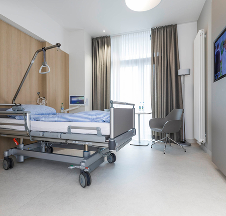 wineo Purline Bioboden Rollenware hell Krankenbett Krankenzimmer modern Klinikum