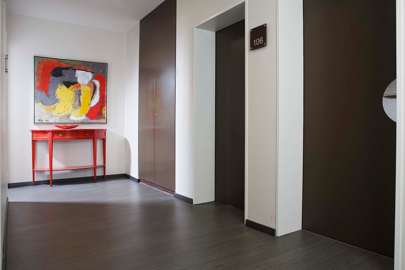 wineo Purline Bioboden dunkel modern Hotel Flur rot Farbaktzent