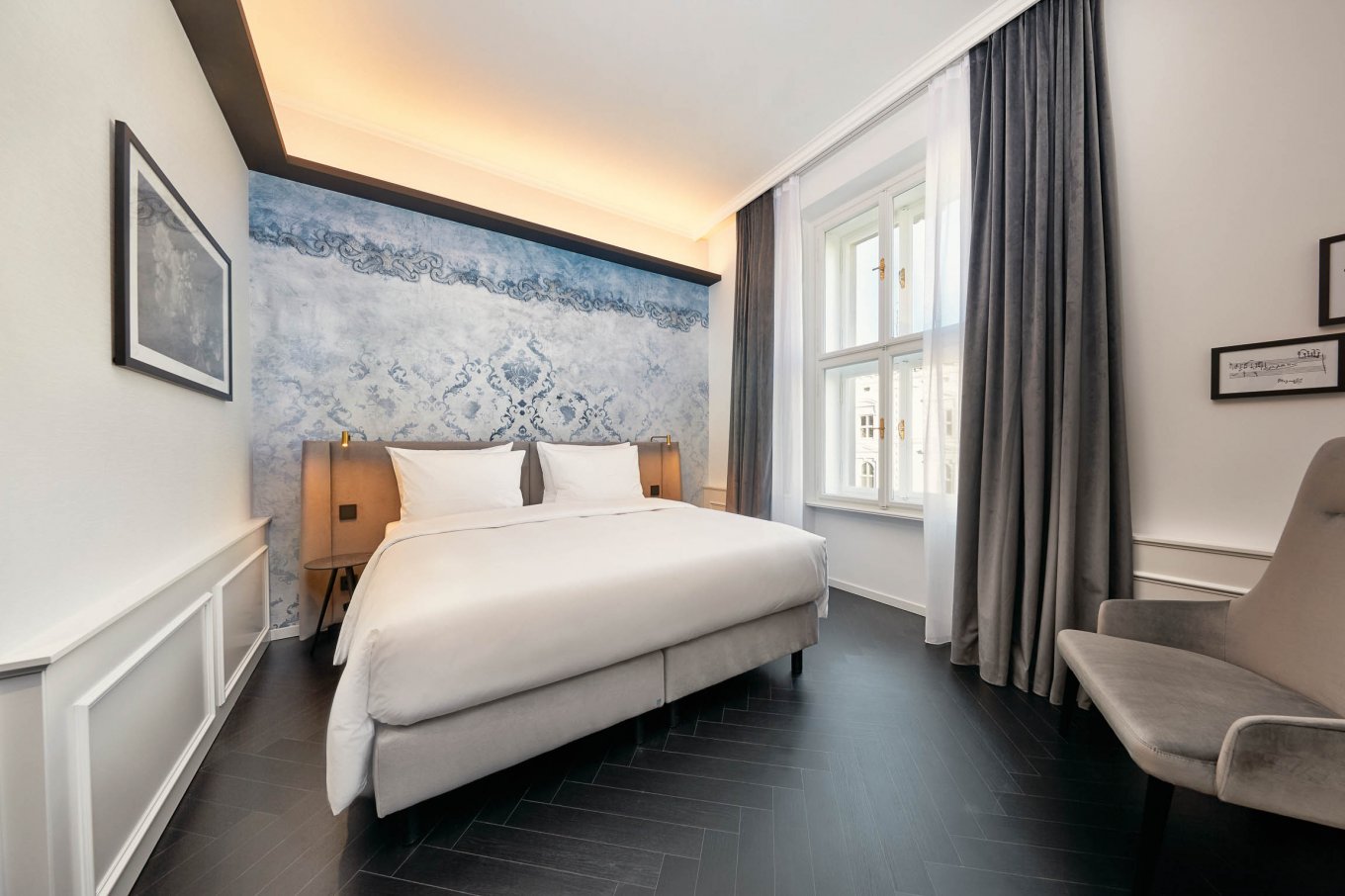 wineo PURLINE Bioboden im Hotelzimmer mit großen Bett