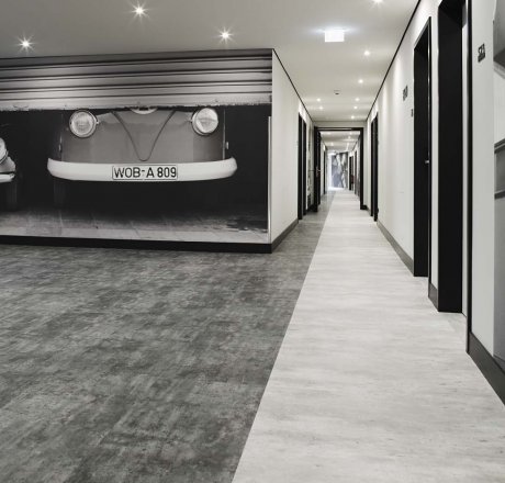 wineo Purline Bioboden schwarz weiß modern Flur Hotel Wandgstaltung Auto
