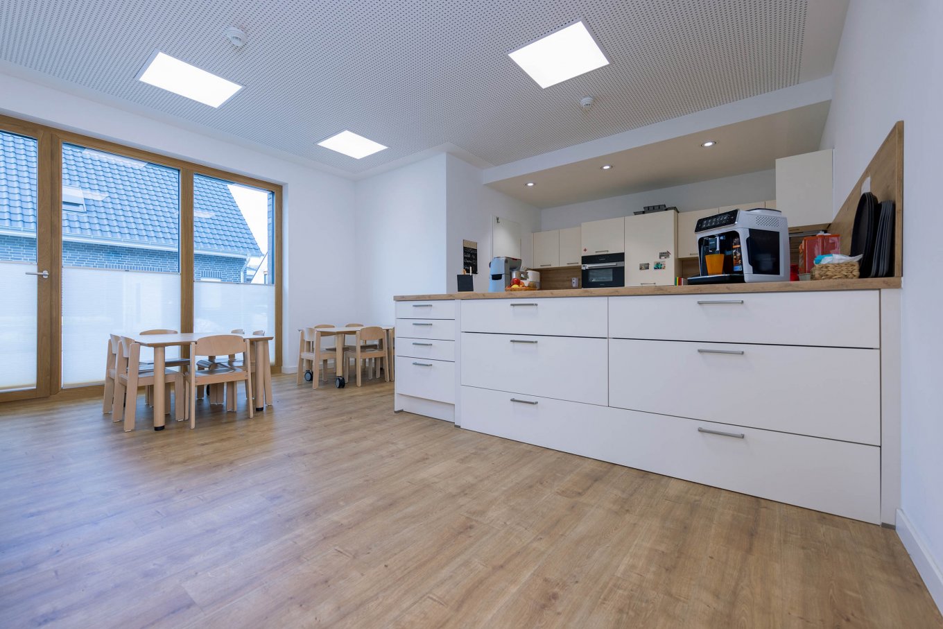 wineo PURLINE Bioboden im Kindergarten Kita Fußboden Holzoptik Bodenbelag Küche moderne Einrichtung