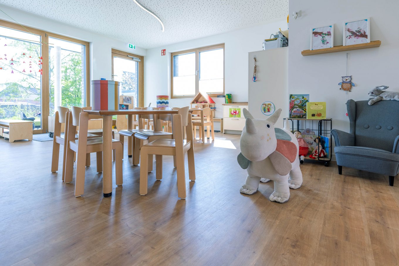 wineo PURLINE Bioboden in KiTa Kindergarten Kindertagestätte Bodenbelag Fußboden moderne Einrichtung Sessel Tisch Stuhl Spielzeug