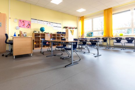 wineo PURLINE Bioboden Schule Klassenzimmer moderne Einrichtung hell