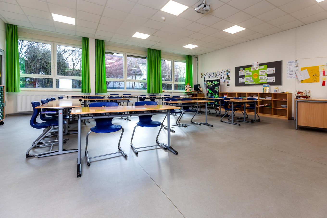 wineo PURLINE Bioboden Schule Klassenzimmer moderne Einrichtung