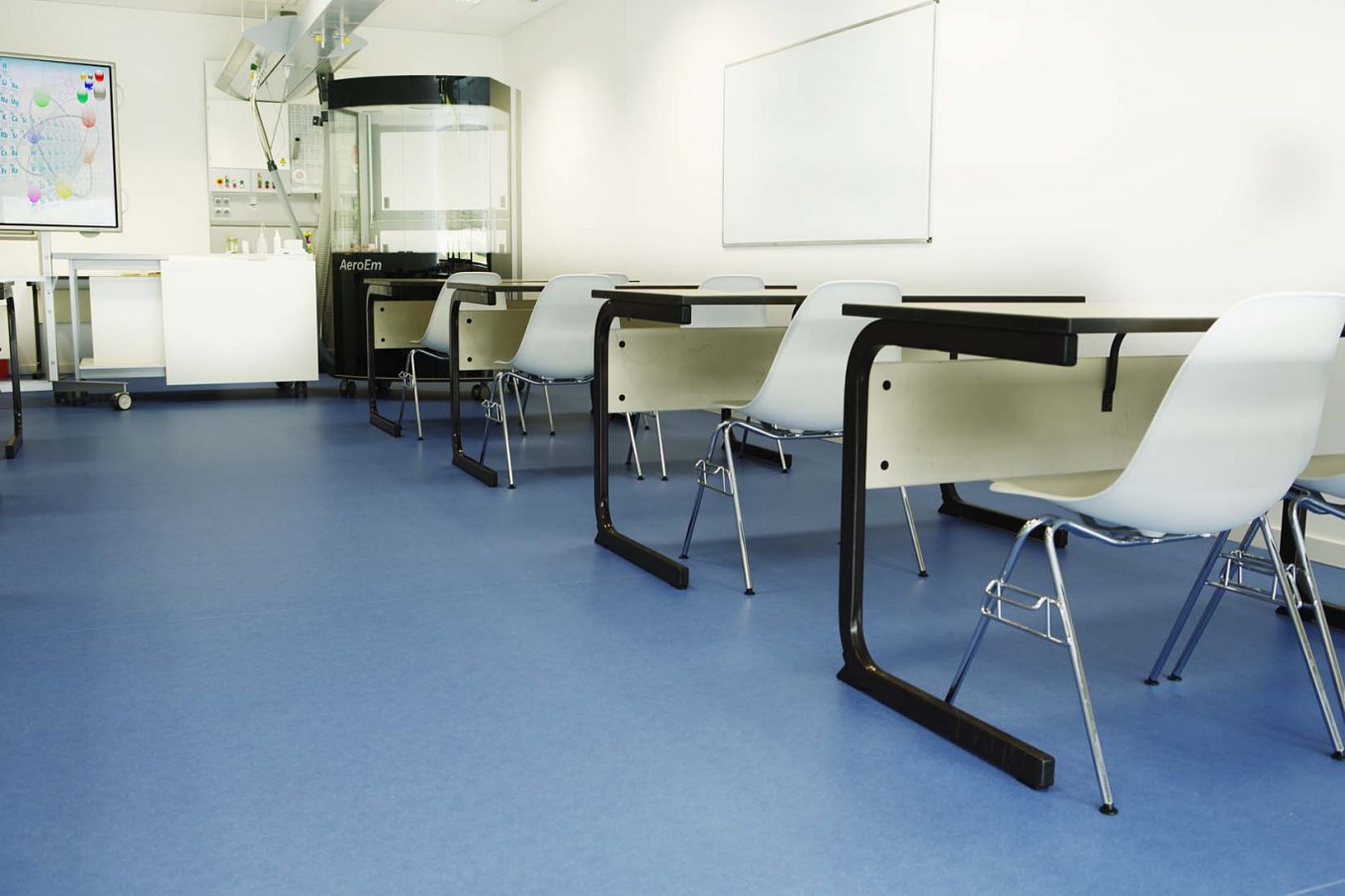 wineo PURLINE Bioboden dunkel Schule Klassenzimmer moderne Einrichtung