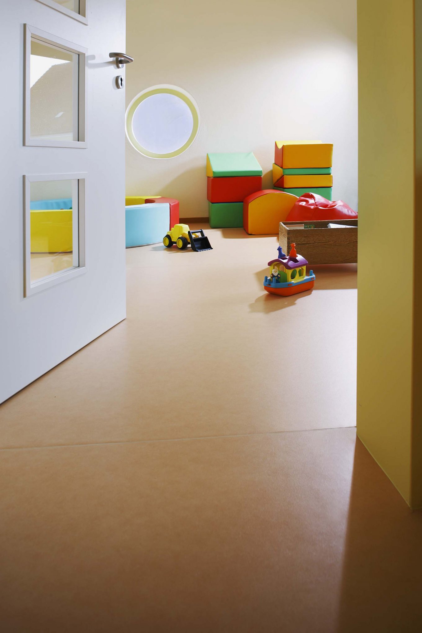 PURLINE Bioboden Sinai Sand im Kindergarten Kita Spielzimmer Spielzeug Rollenware Orange