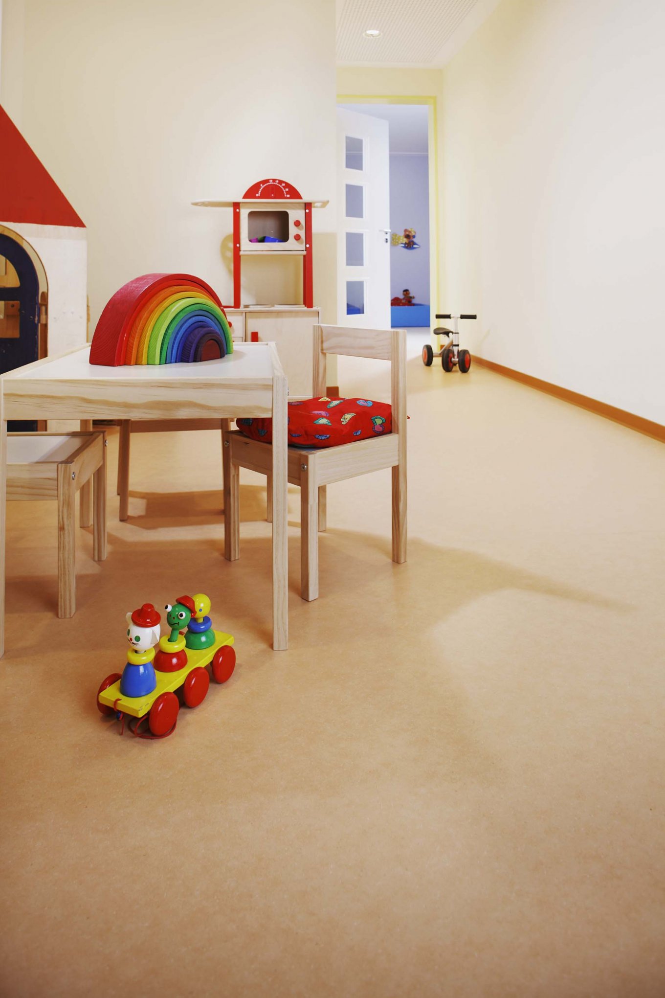 PURLINE Bioboden in einer Kita Kindertagesstätte Rollenware Orange