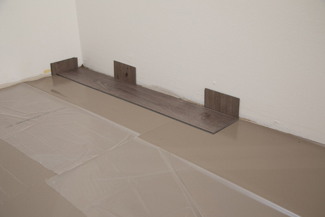 Verlegung wineo Designboden Verlegung wineo Designboden wineo 400 zum Klicken erstes Paneel verlegen Holzoptik silentCOMFORT Trittschalldämmung