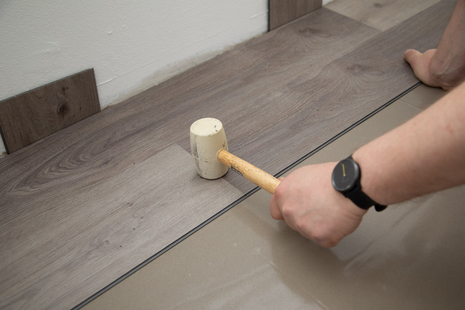 Verlegung wineo Designboden Verlegung wineo Designboden wineo 400 zum Klicken verlegen Gummihammer Holzoptik Trittschalldämmung silentCOMFORT