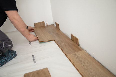 Verlegung wineo Designboden Verlegung wineo 400 Multi-Layer zum Klicken Designboden Holzoptik zweite Reihe verlegen PE-Dampfbremse