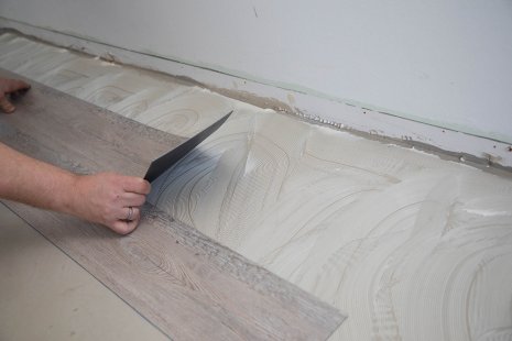 Verlegung wineo Designboden Verlegung wineo Designboden zum Kleben Holzoptik Klebstoff Vinylboden