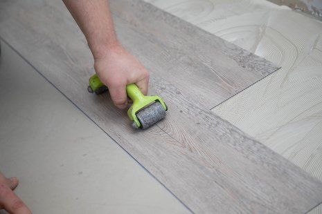 Verlegung wineo Designboden Verlegung wineo Designboden zum Kleben Holzoptik Klebstoff DIY Handrolle