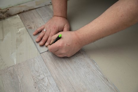 Verlegung wineo Designboden zum Kleben Endstück zuschneiden Holzoptik Vinylboden DIY