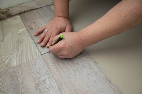 Verlegung wineo Designboden Verlegung wineo Designboden zum Kleben Endstück zuschneiden Holzoptik Vinylboden DIY