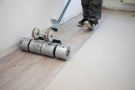 Verlegung wineo Designboden Verlegung wineo Designboden zum Kleben Gliederwalze Holzoptik DIY Vinylboden