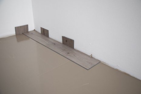 Verlegung wineo Designboden Verlegung wineo 600 zum Klicken als Semi-rigid Designboden Holzoptik Trittschalldämmung silentRIGID erste Paneel verlegen DIY