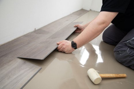 Verlegung wineo Designboden Verlegung wineo 600 zum Klicken als Semi-Rigid Designboden Holzoptik selbst verlegen DIY Trittschalldämmung silentRIGID Gummihammer