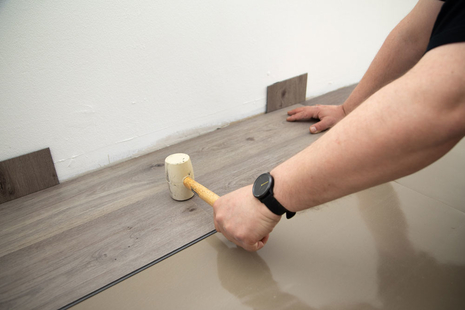 Verlegung wineo Designboden Verlegung wineo 600 zum Klicken als Semi-Rigid Designboden Holzoptik selbst verlegen DIY Gummihammer Trittschalldämmung silentRIGID