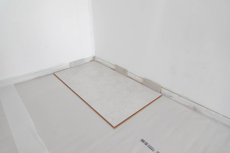 Verlegung wineo PURLINE Bioboden Verlegung wineo 1200 stone zum Klicken als Multi-Layer PURLINE Bioboden Betonoptik Fliese erstes Paneel verlegen