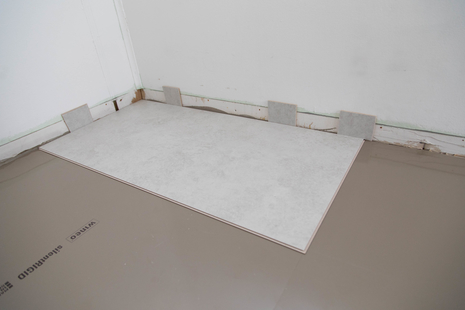 Verlegung wineo PURLINE Bioboden Verlegung wineo 1200 stone semi-rigid PURLINE Bioboden erstes Paneel verlegen Steinoptik silentRIGID