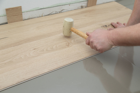 Verlegung wineo PURLINE Bioboden Verlegung wineo 1200 wood semi-rigid PURLINE Bioboden auf Unterlagsmatte silentRIGID Trittschalldämmung Gummihammer