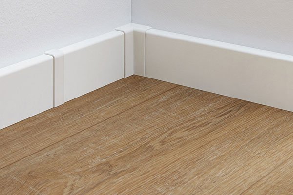 wineo Zubehör weiße Fußleiste Sockelleiste montieren Fußboden Vinylboden 