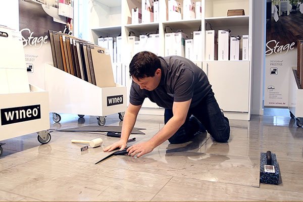wineo Designboden Fliesenformat Vinylboden zum Klicken beschädigtes Paneel herausnehmen und austauschen Tipps Tricks