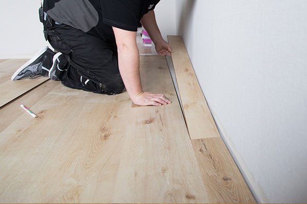 wineo Designboden Holzoptik Vinylboden zuschneiden und verlegen letzte Reihe Bodenbelag Fußboden verlegen Tipps Tricks